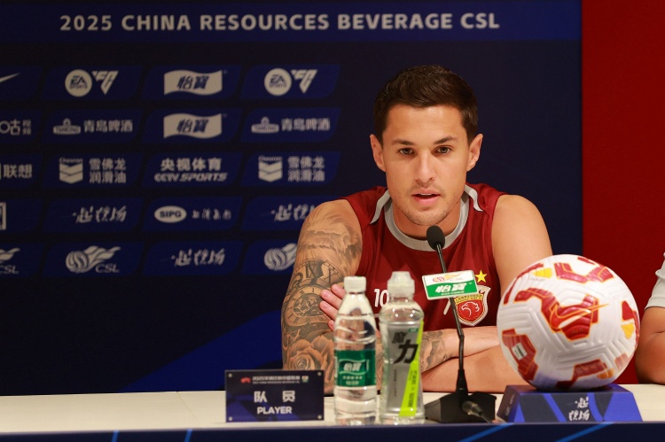 开云体育-球迷盛赞维塔尔为球队颜值代表，球员笑称首次听闻并致谢