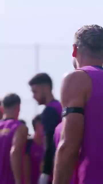 体育视频直播-巴萨众将训练场欢庆莱万37岁生日，温馨拍打送上祝福